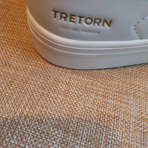 Tretorn White and Silver Women's Sneakers LIKE NEW! BUT TAGS REMOVED! Size 8 - Picture 2 of 7